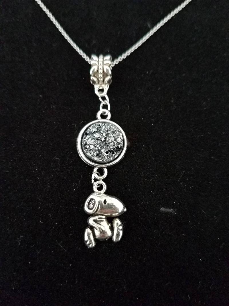 Anhänger Hund Mit Verschiedenfarbigen Druzy Steinchen Anhänger Hund Mit Verschiedenfarbigen Druzy Steinchen von RePurrposedWithLove