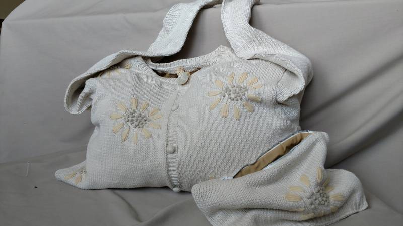 Ecru Pullover Geldbörse Mit Bestickten Blumen Und Passende Kosmetiktasche von RePursesDesigns