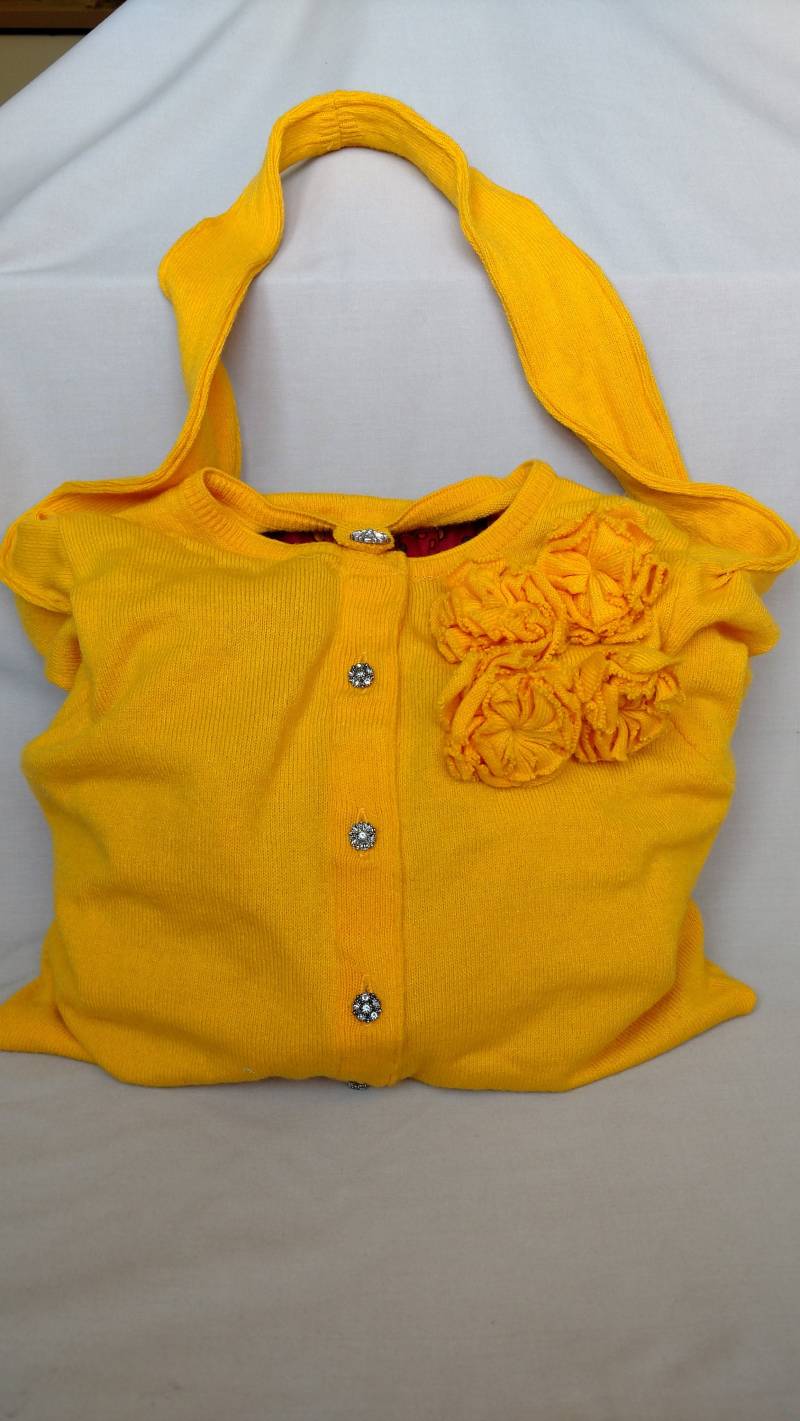 Gelbe Pullover Geldbörse Wth Blumen von RePursesDesigns