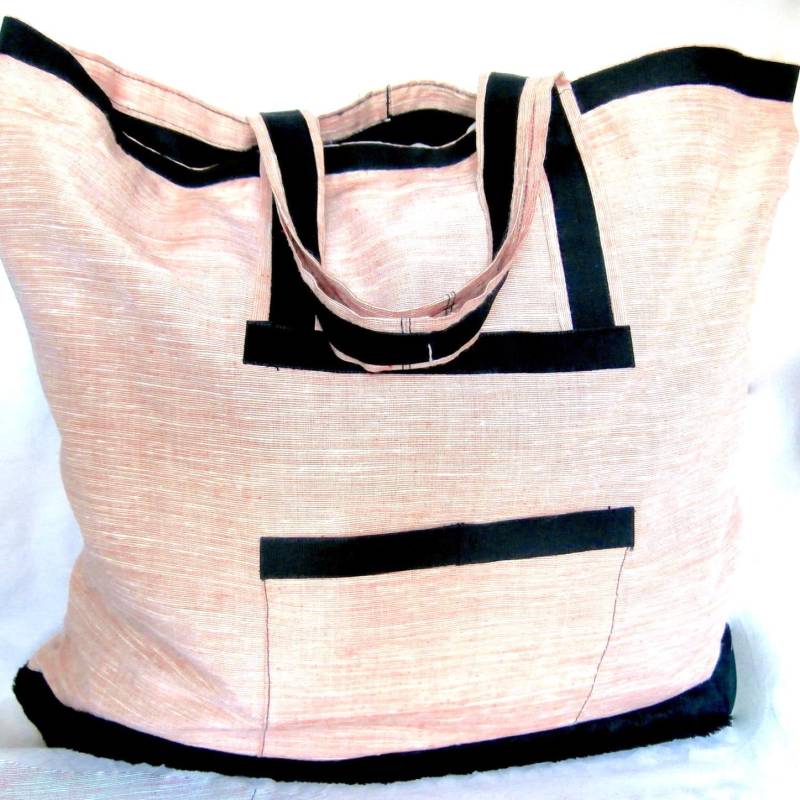 Große Einkaufstasche - Umgenutzter Vintage Pinker Und Schwarzer Seidenstoff Große Einkaufstasche - Umgenutzter Vintage Pinker Und Schwarzer Seidenstoff von ReTainReMakeReNew