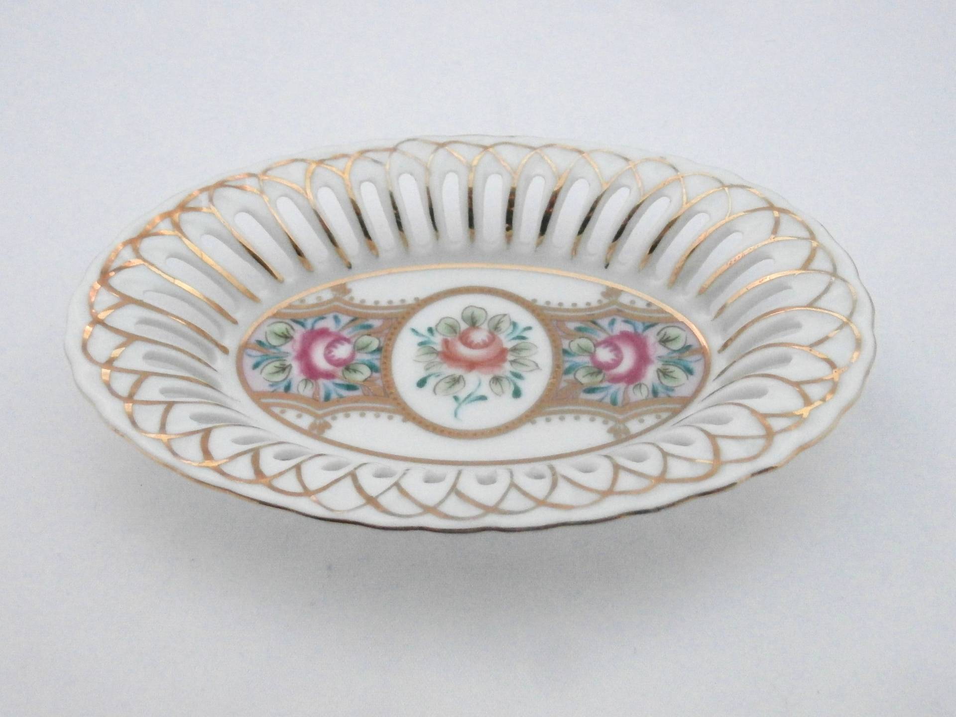 Handbemalter Vintage Ringteller Filigranes Blumendekor Handbemalter Vintage Ringteller Filigranes Blumendekor von ReTainReMakeReNew