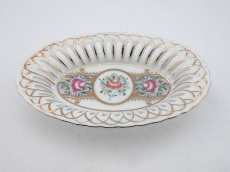 Handbemalter Vintage Ringteller Filigranes Blumendekor Handbemalter Vintage Ringteller Filigranes Blumendekor von ReTainReMakeReNew