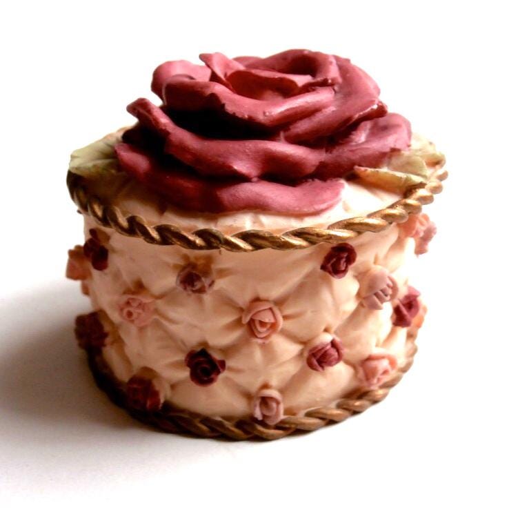 Rose Trinket Box - Handbemalte Vintage Dekorative Deckeldose Rose Trinket Box - Handbemalte Vintage Dekorative Deckeldose von ReTainReMakeReNew