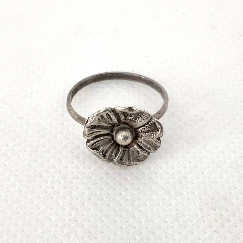 Zierlicher Vintage Silberring Mit Einer Blume, Größe 1/2 von ReTainReUse