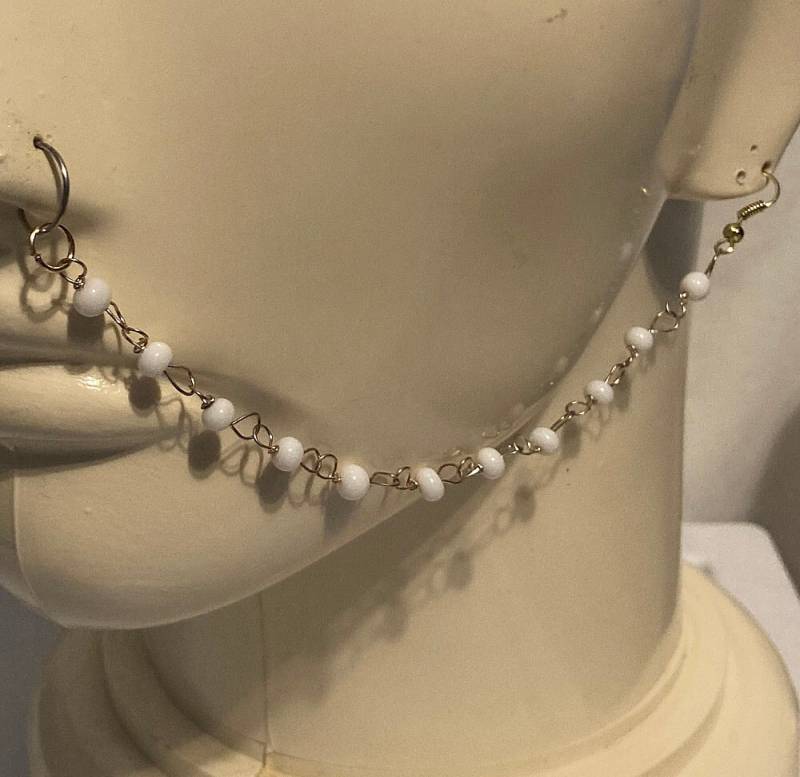 1-strang Weiße Perle Mit Kc Gelb Gold Ton Perlenkette Nasenkette von ReactionBodyChains