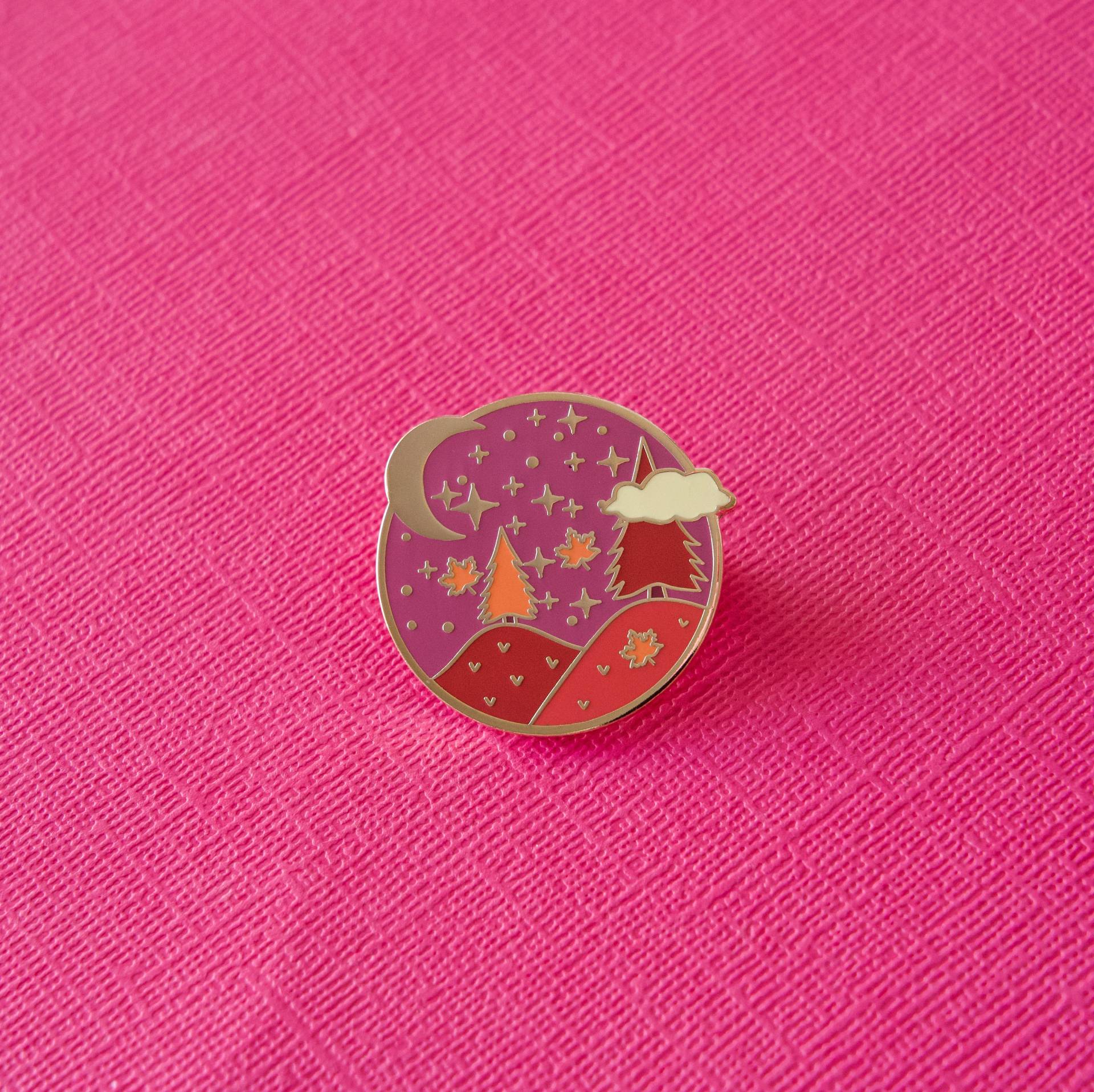 Der Herbst Gericht Emaille Pin Der Herbst Gericht Emaille Pin von ReadandWonder