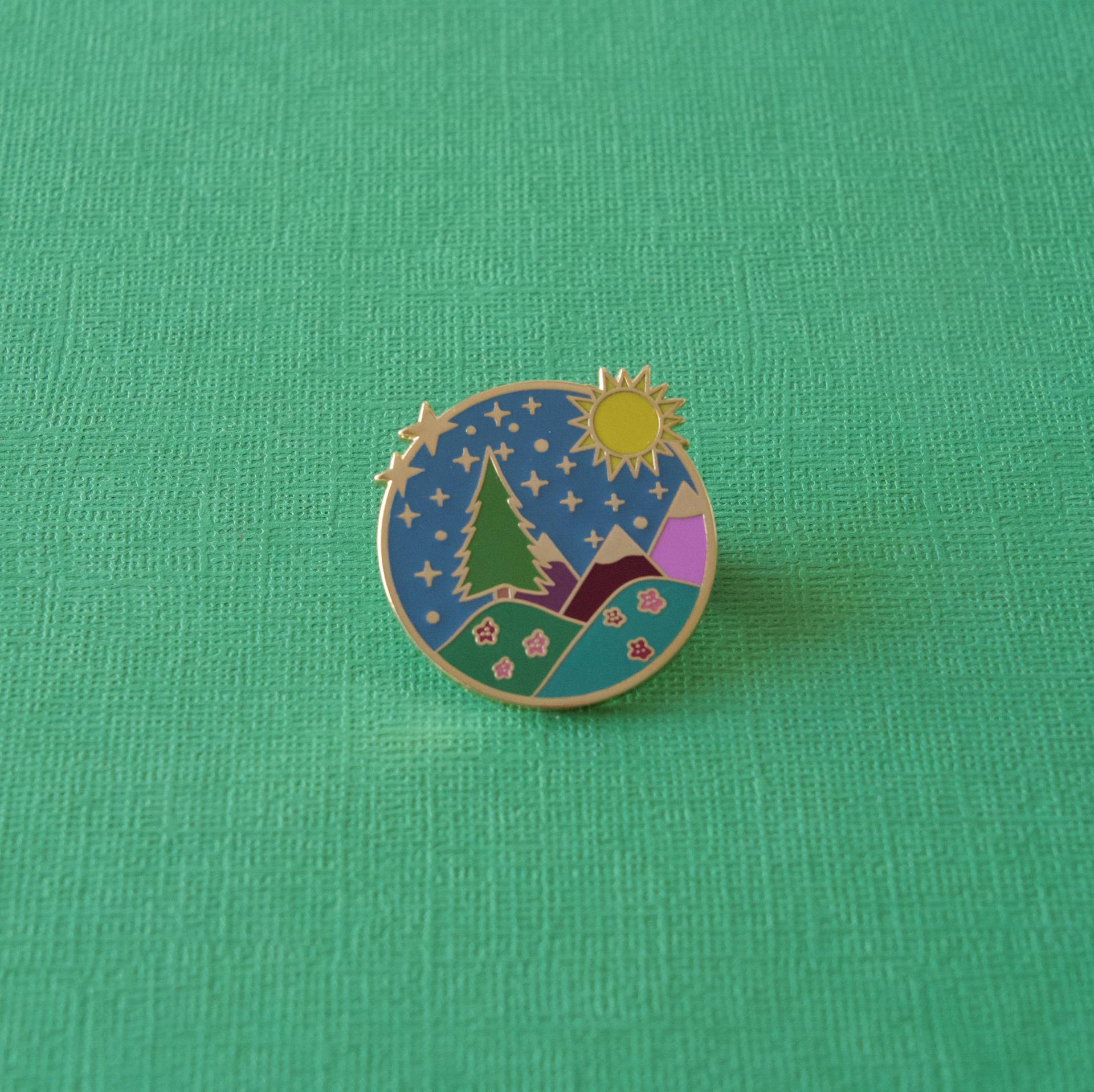 Frühlingsgericht Emaille Pin Frühlingsgericht Emaille Pin von ReadandWonder