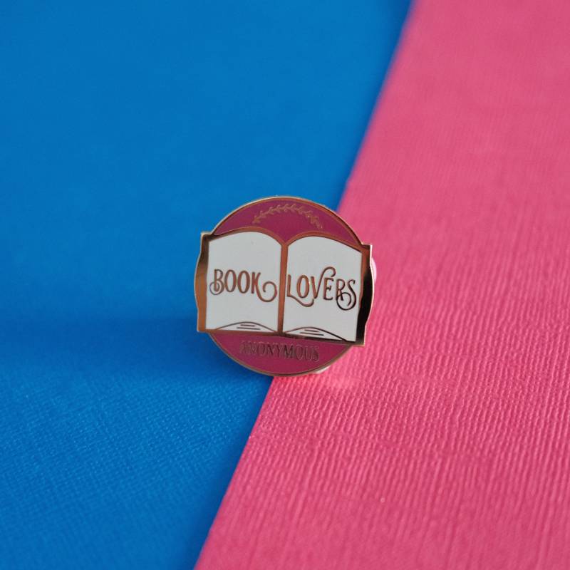 Pink Book Lovers Anonymous Emaille Pin Pink Book Lovers Anonymous Emaille Pin von ReadandWonder