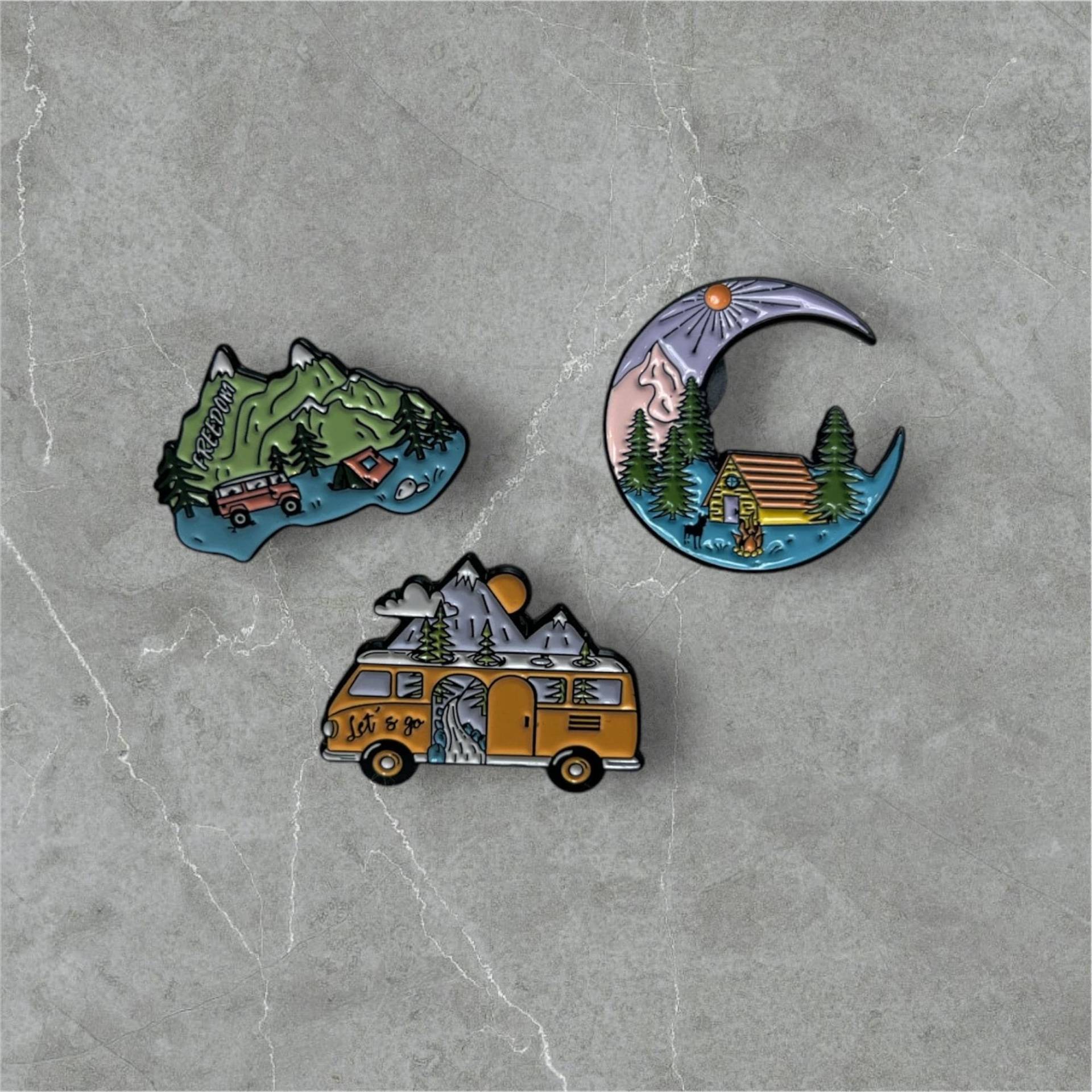 Camping & Reisen - 3 Unterschiedliche Anstecker Emaille Pin Camping & Reisen - 3 Unterschiedliche Anstecker Emaille Pin von ReadingBookShop