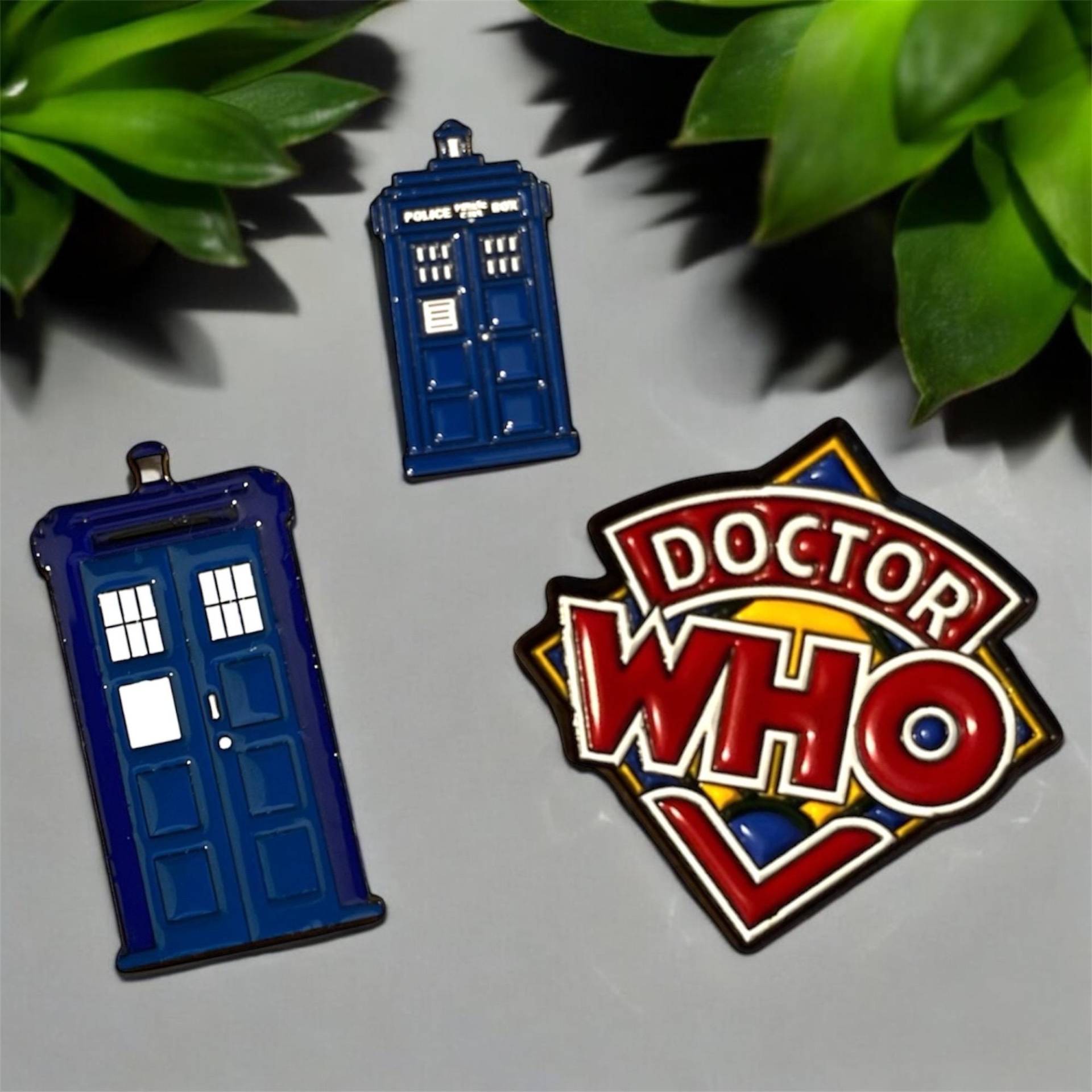 Tardis & Doctor Who Logo Emaille/ Metall Pins Tardis & Doctor Who Logo Emaille/ Metall Pins von ReadingBookShop