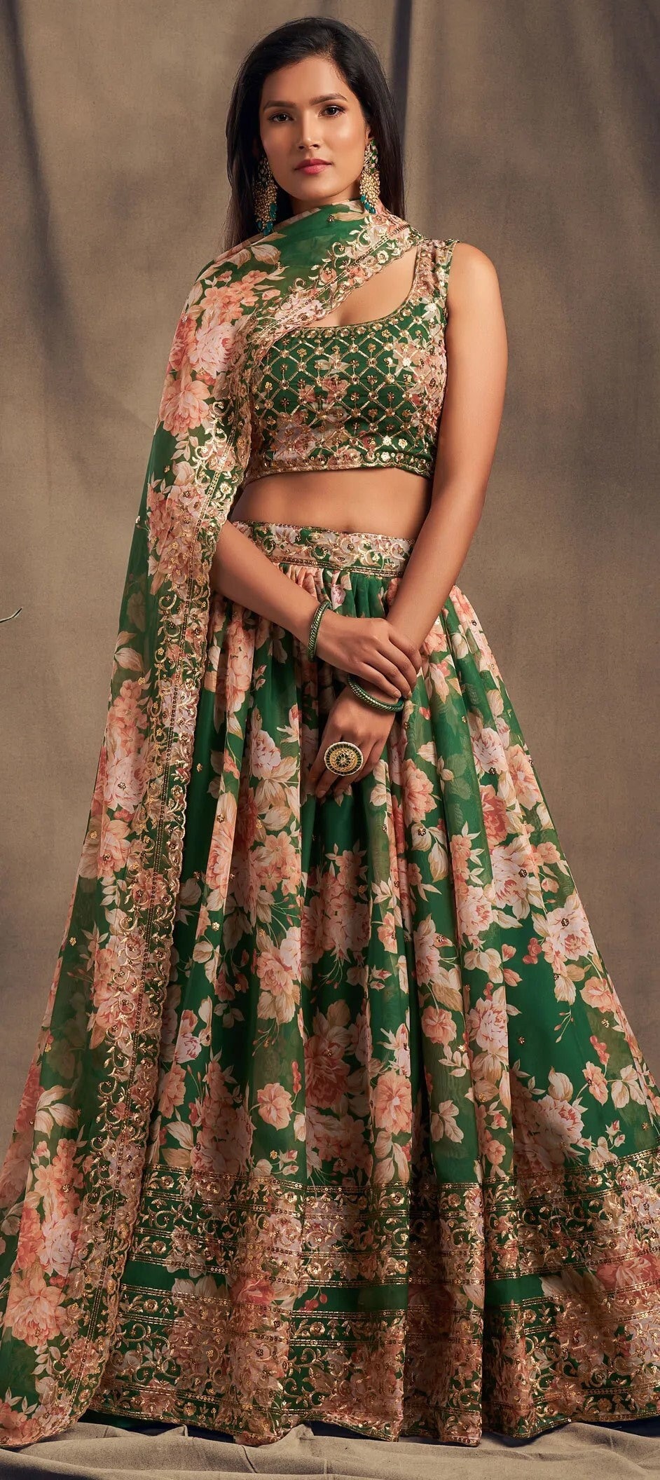 Organza Seide Verlobung Lehenga in Grün Mit Blumenwerk 1756300 von ReadiprintDesigns