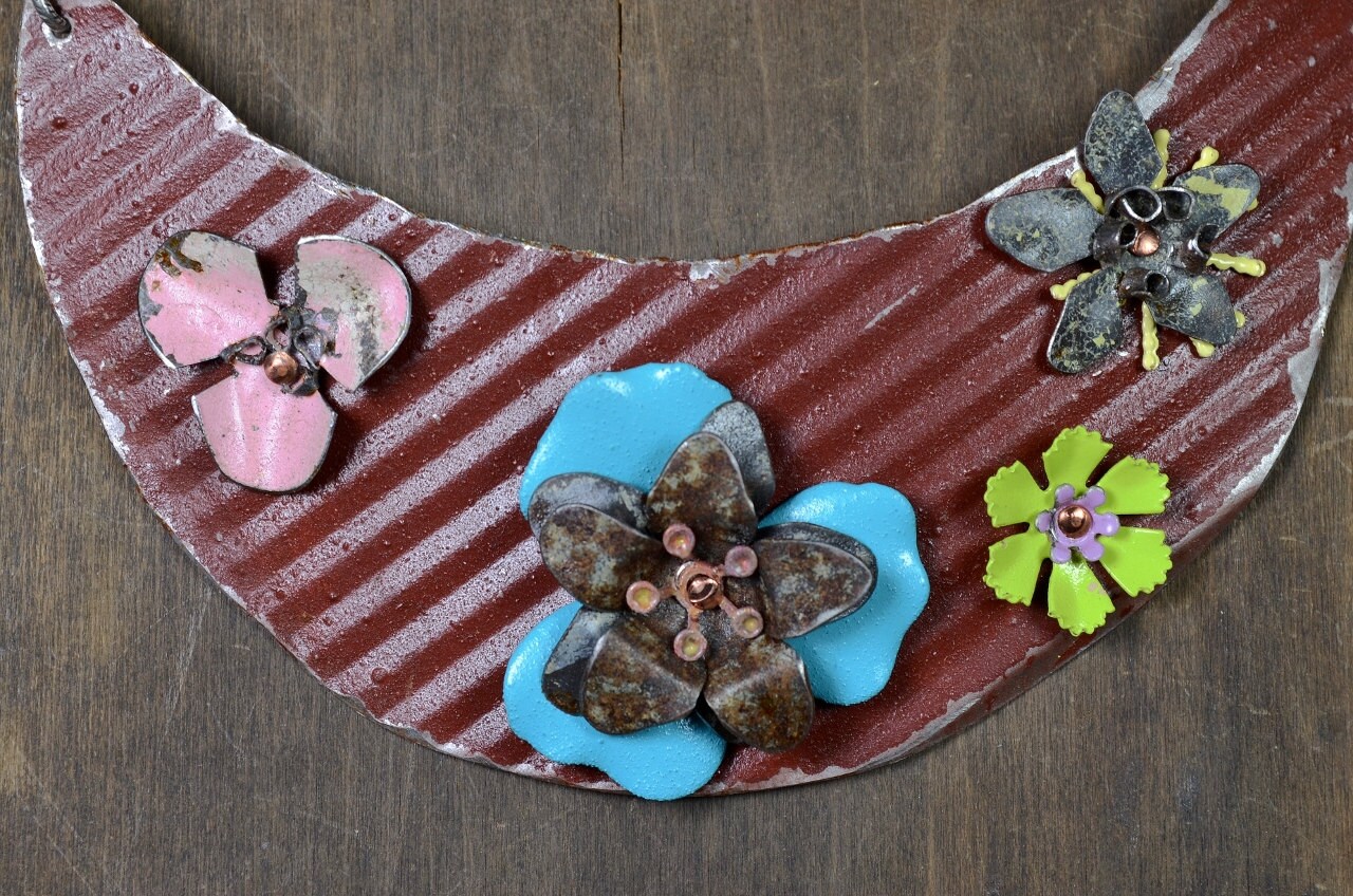 Geborgen & Upcycled Decke Zinn Blume Aussage Halskette Perfekt Patina, Stellar Thema 100 % Handarbeit Kunst Zum Tragen - Reaganjuel Tin12 von ReaganJuel