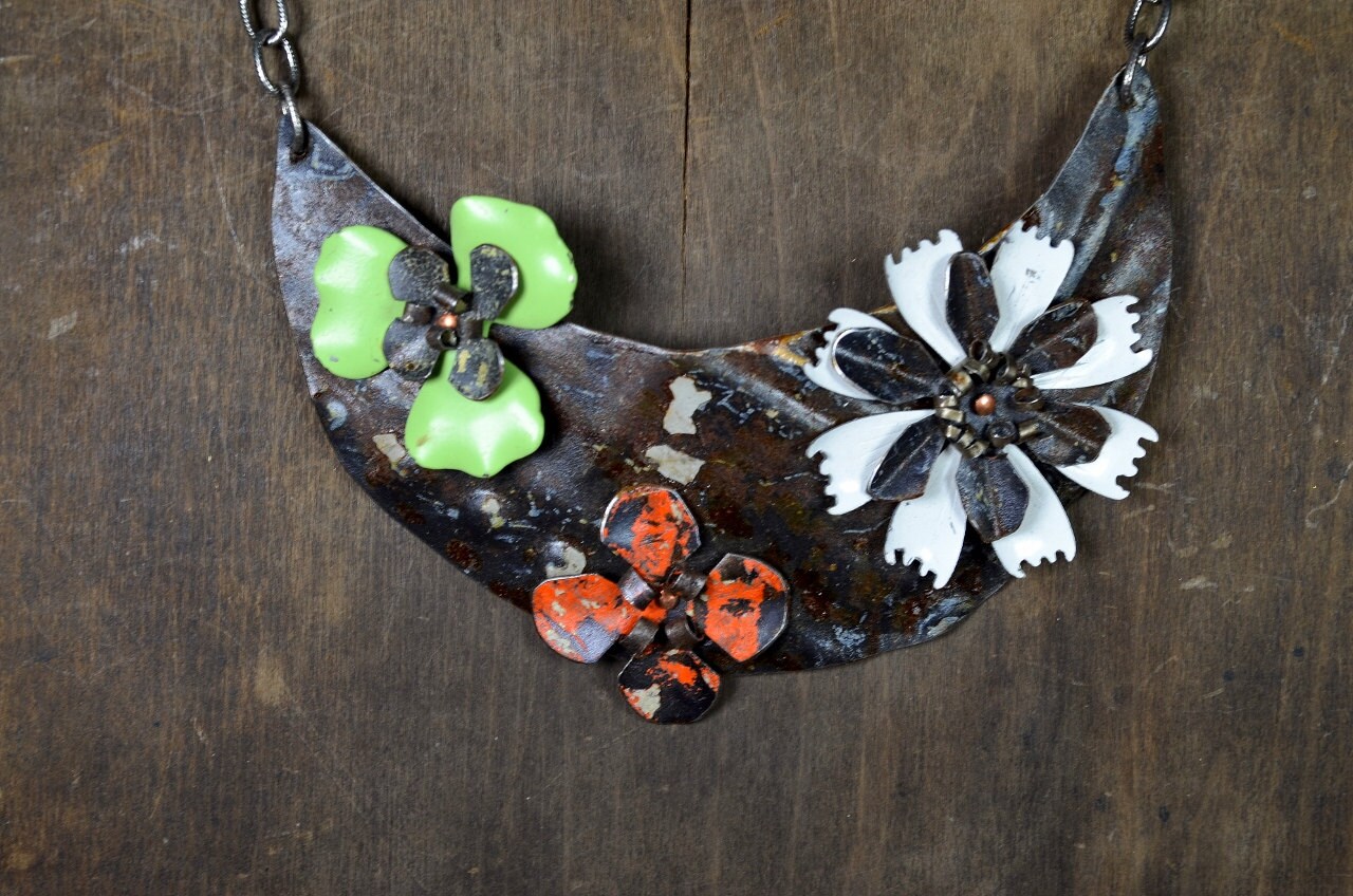 Geborgen & Upcycled Decke Zinn Blume Aussage Halskette Perfekt Patina, Stellar Thema 100 % Handarbeit Kunst Zum Tragen - Reaganjuel Tin13 von ReaganJuel