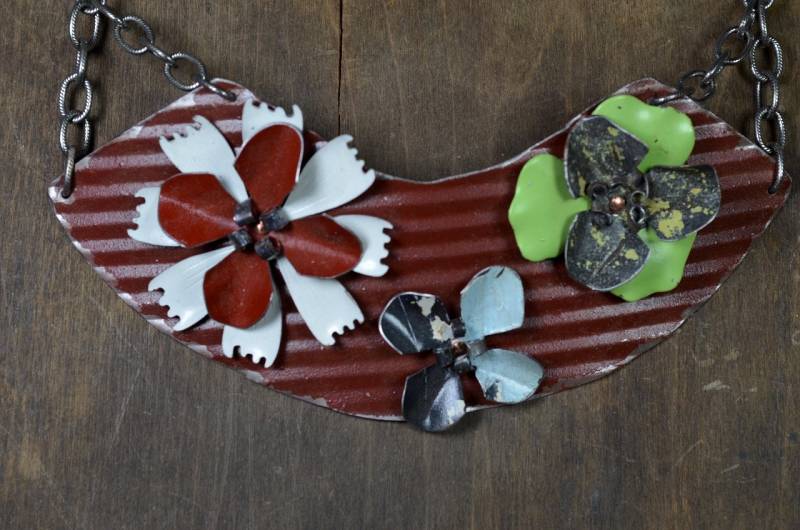 Geborgen & Upcycled Decke Zinn Blume Aussage Halskette Perfekt Patina, Stellar Thema 100 % Handarbeit Kunst Zum Tragen - Reaganjuel Tin15 von ReaganJuel