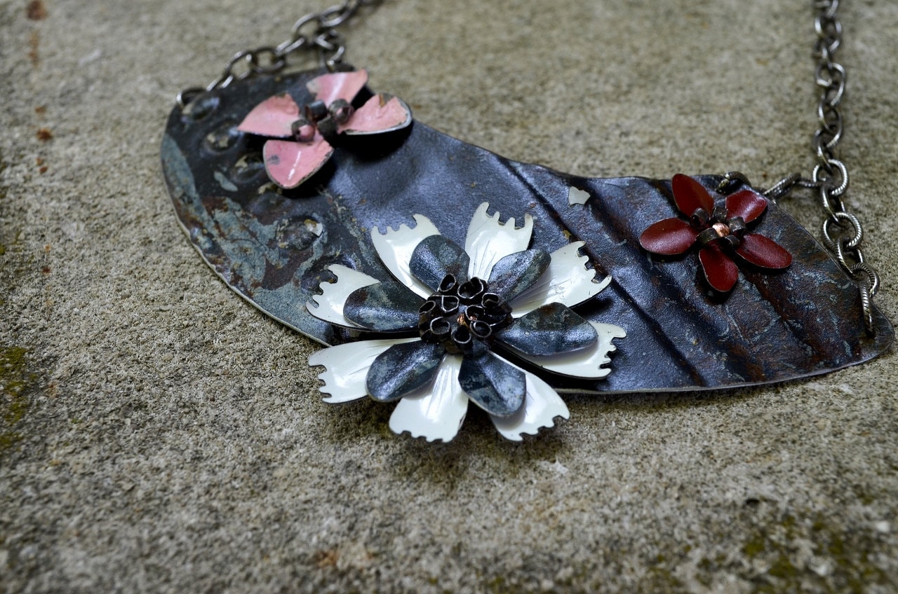 Geborgen & Upcycled Decke Zinn Blume Aussage Halskette Perfekt Patina, Stellar Thema 100 % Handarbeit Kunst Zum Tragen - Reaganjuel Tin18 von ReaganJuel