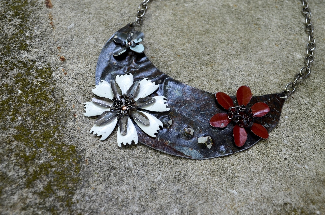 Geborgen & Upcycled Decke Zinn Blume Statement Halskette Perfekte Patina, Stellar Thema, 100 % Handgefertigte Kunst Zu Tragen - Reaganjuel von ReaganJuel