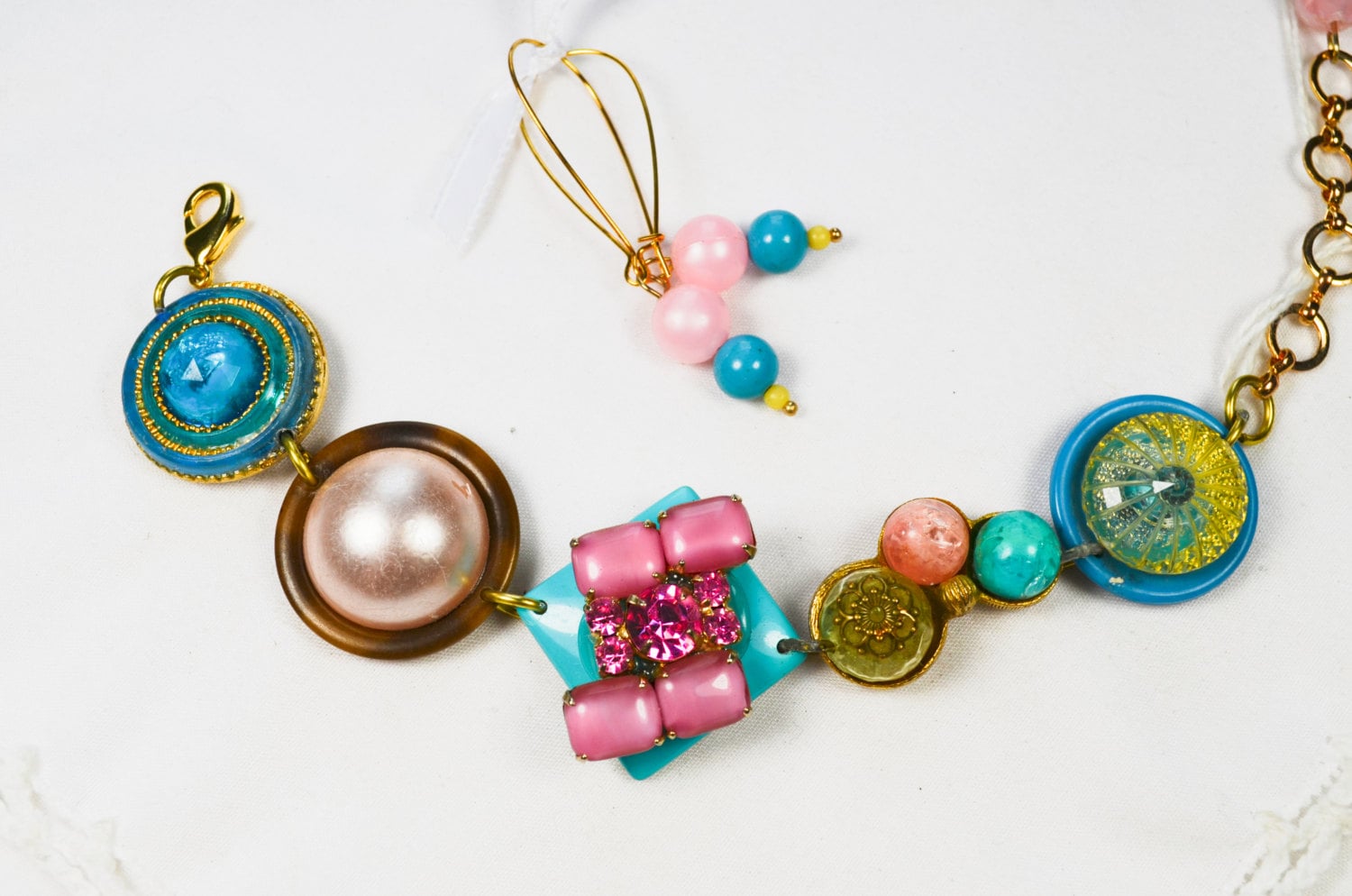 Jahrgang Geborgen Schmuck Assemblage Armband Der Gekitzelt Pink Edition - Reaganjuel von ReaganJuel