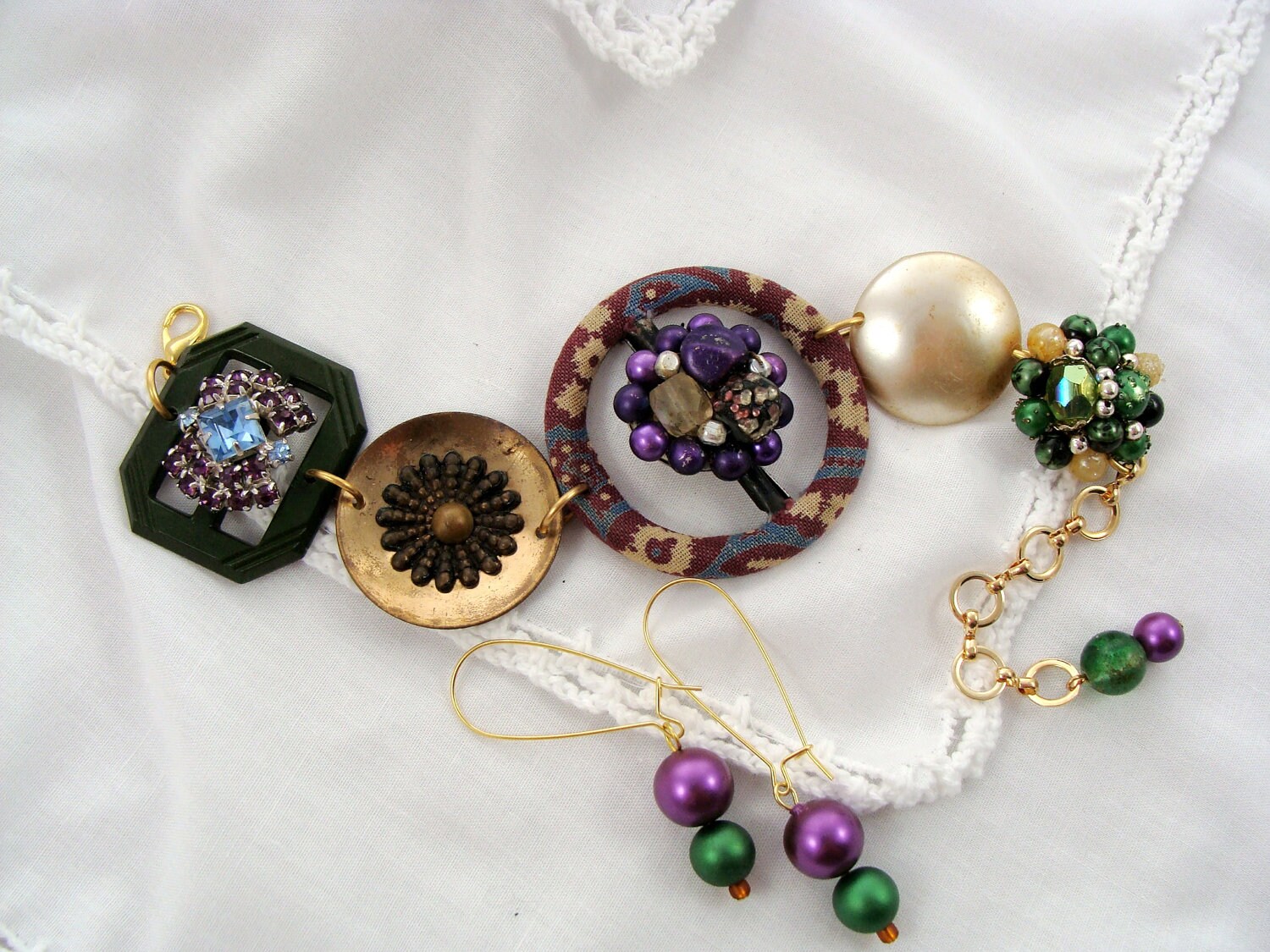 Jahrgang Geborgen Schmuck Assemblage Armband Perfekte Lila & Grün - Reaganjuel von ReaganJuel