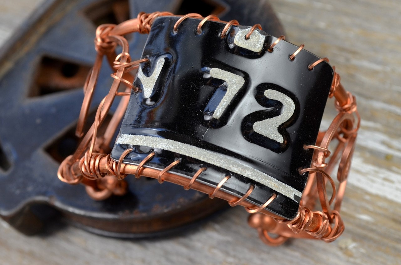 Jahrgang Nummernschilder Umwickelt in Eine Funky Wirbel-Manschette. Gebrannt Kupfer, Alte Platten - Penny Straßen Von Reaganjuel License16 von ReaganJuel