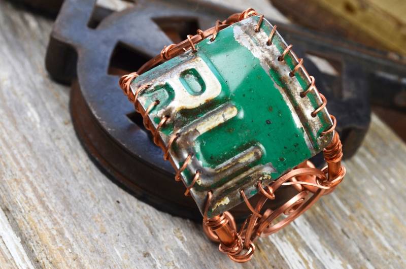 Jahrgang Nummernschilder Umwickelt in Eine Funky Wirbel-Manschette. Gebrannt Kupfer, Alte Platten - Penny Straßen Von Reaganjuel von ReaganJuel