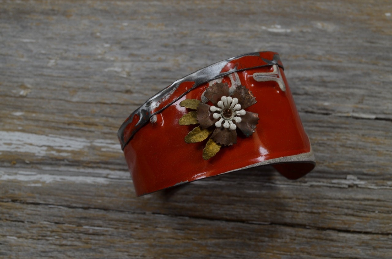 Oldtimer Kfz-Kennzeichen, Umklappen Oben, Bekommen Eine Menge Von Swank Mit Neuen Alten Lager Vintage Blumen. in Rot Und Weiß von ReaganJuel