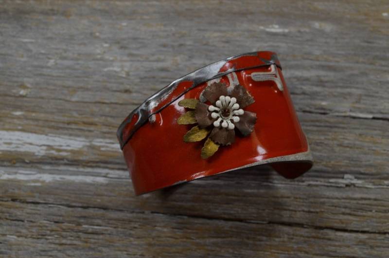 Oldtimer Kfz-Kennzeichen, Umklappen Oben, Bekommen Eine Menge Von Swank Mit Neuen Alten Lager Vintage Blumen. in Rot Und Weiß von ReaganJuel