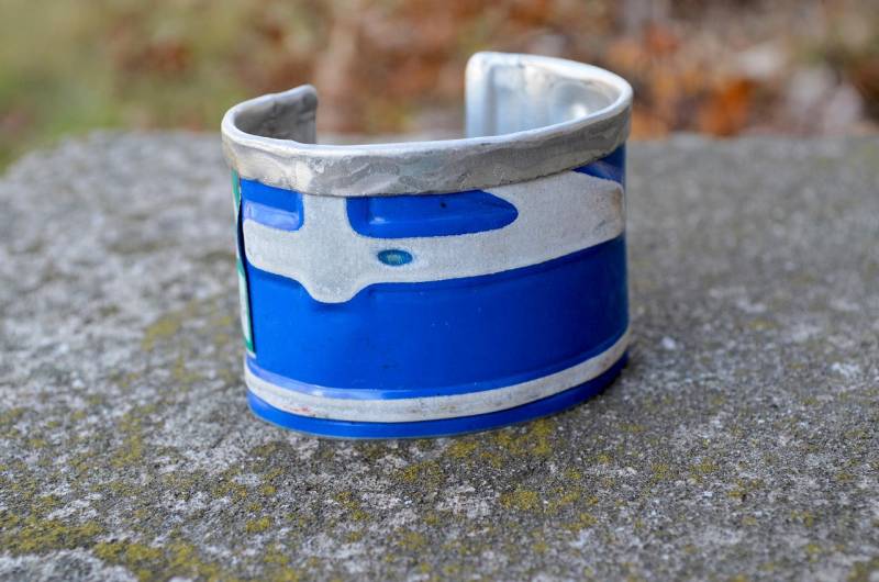 Oldtimer Kfz-Kennzeichen, Umklappen Oben, Bekommen Eine Menge Von Swank. in Blau Und Weiß. Vintage-Teller-Manschette. Von Reaganjuel License15 von ReaganJuel