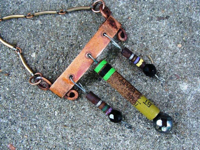 Radiophile - Upcycling Antik Radio Widerstände in Kunst Kette Reaganjuel Metal26 von ReaganJuel