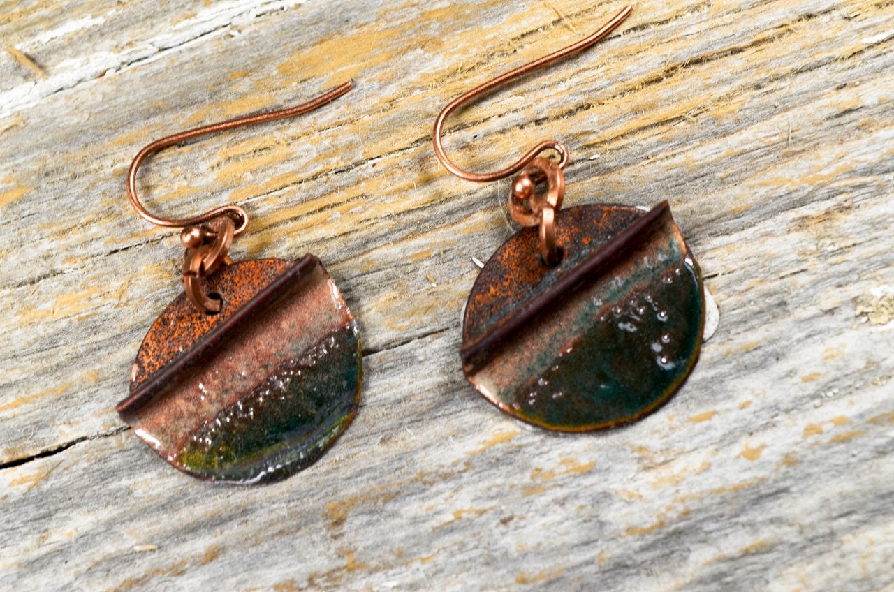 Recaimed Kupfer Und Falte Gebildet Emaillierte Scheibe Ohrringe - Reclamied Feuer Fackel Emaille Grün Wachs-Gelbe Scheiben-Ohrring-Set von ReaganJuel
