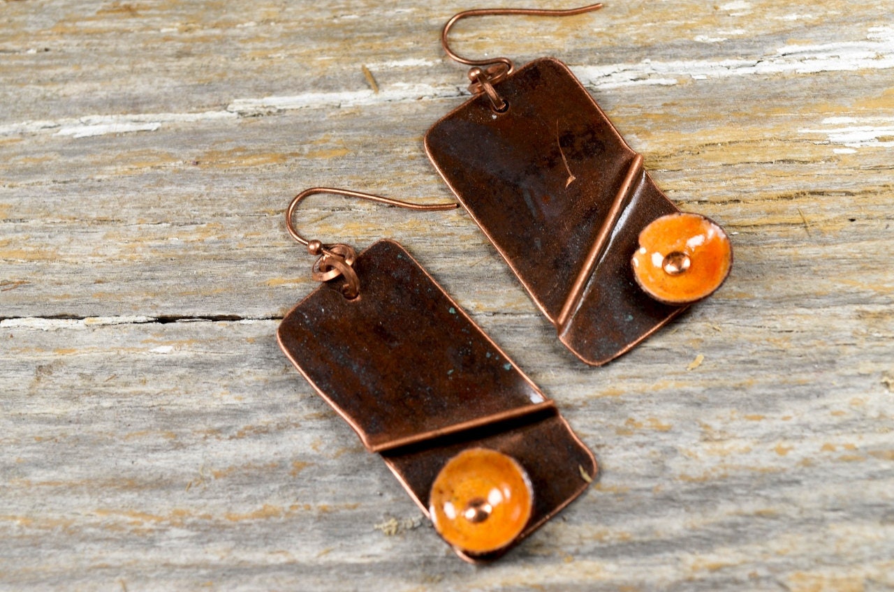 Recaimed Kupfer Und Falte Gebildet Emaillierte Scheibe Ohrringe - Reclamied Feuer Fackel Emaille Marigold Gelbe Scheiben Ohrring-Set von ReaganJuel