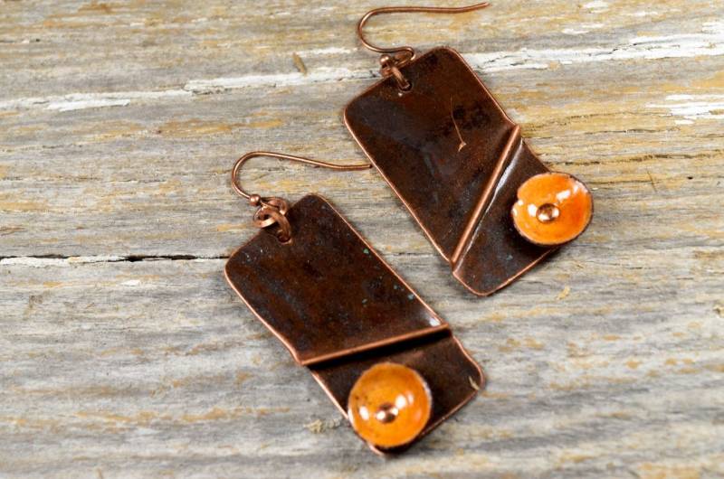 Recaimed Kupfer Und Falte Gebildet Emaillierte Scheibe Ohrringe - Reclamied Feuer Fackel Emaille Marigold Gelbe Scheiben Ohrring-Set von ReaganJuel