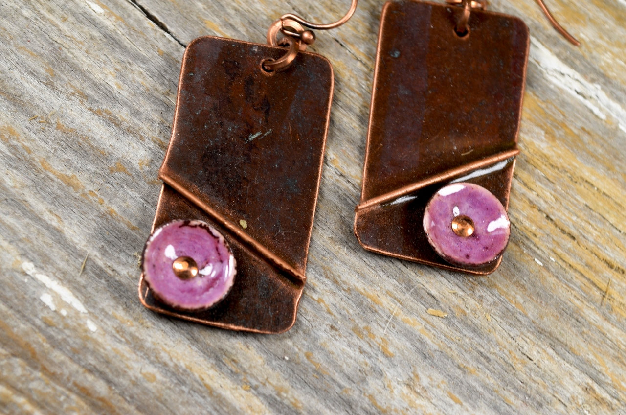 Recaimed Kupfer Und Falte Gebildet Emaillierte Scheibe Ohrringe - Reclamied Feuer-Fackel-Emaille-Rosa Scheiben-Ohrring-Set von ReaganJuel