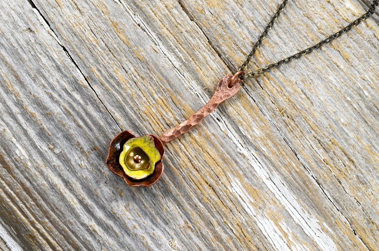Recaimed Kupfer Und Gebildet Geschichteten Emaillierten Blume Halskette - Reclamied Feuer Angezündet Butter Gelb Emaille Blumenhalskette von ReaganJuel