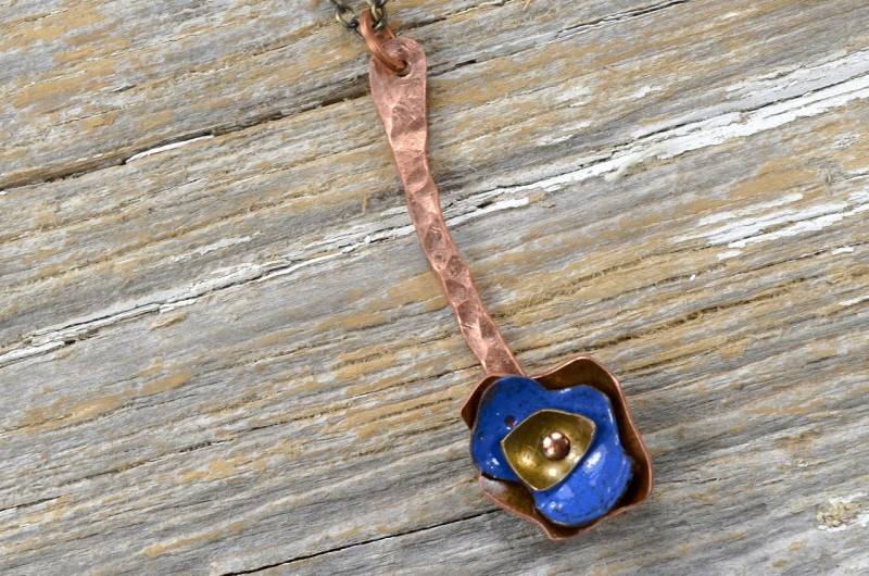Recaimed Kupfer Und Gebildet Geschichteten Emaillierten Blume Halskette - Reclamied Feuer Angezündet Leuchtend Blauer Emaille Blumenhalskette von ReaganJuel