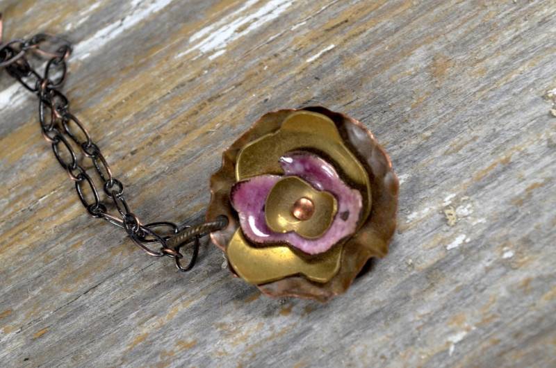 Recaimed Kupfer Und Gebildet Geschichteten Emaillierten Blume Halskette - Reclamied Feuer Angezündet Rosa Emaille Blumenhalskette von ReaganJuel
