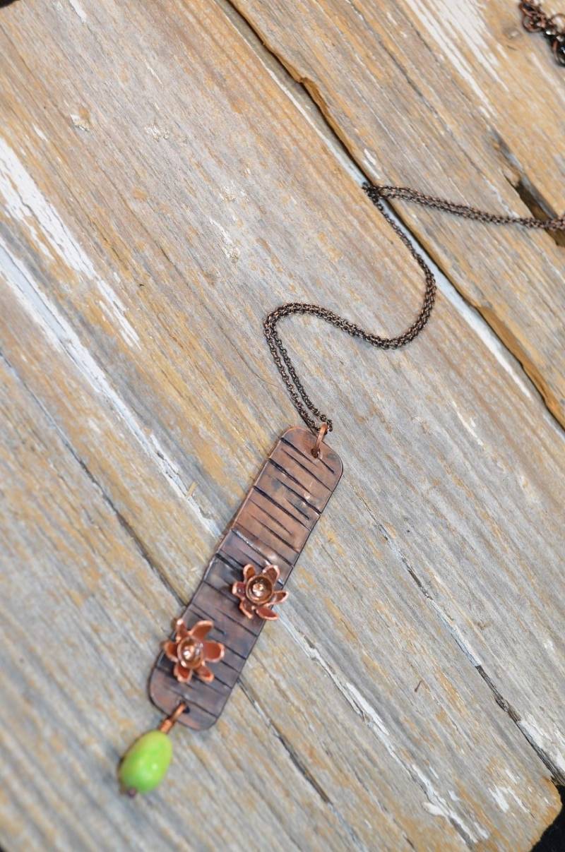 Rechteckige, Patina-Kupfer, Strukturierte Anhänger Mit Zwei Blume Volkskunst Artisan Gearbeitete Kette. Hand, Strukturierte, Gesägt, Geschnitten von ReaganJuel