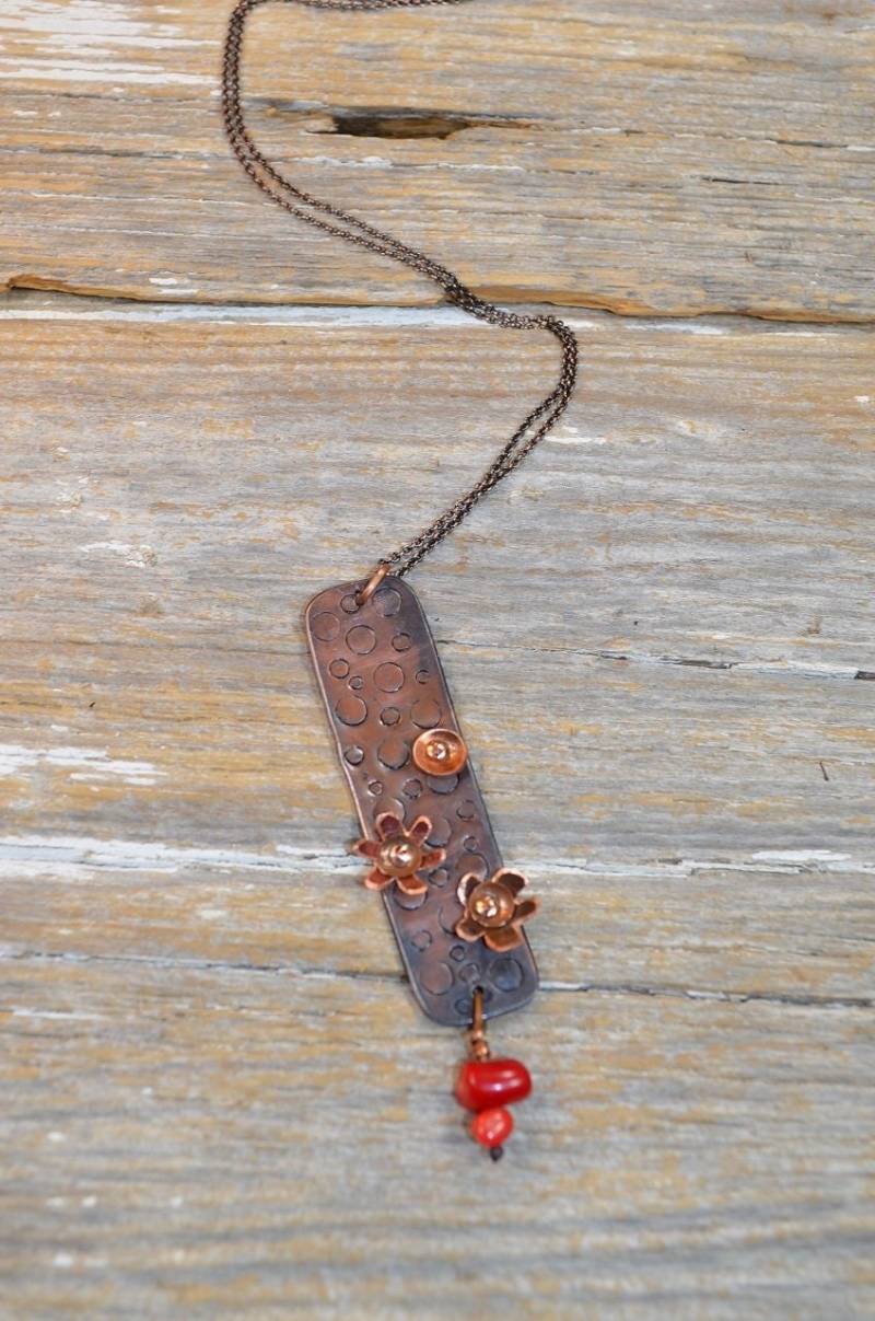 Rechteckige, Zurückgefordert Kupfer, Strukturierte Anhänger Blumen Und Scheibe Volkskunst Handwerker Gearbeitete Kette. Von Hand Strukturiert von ReaganJuel