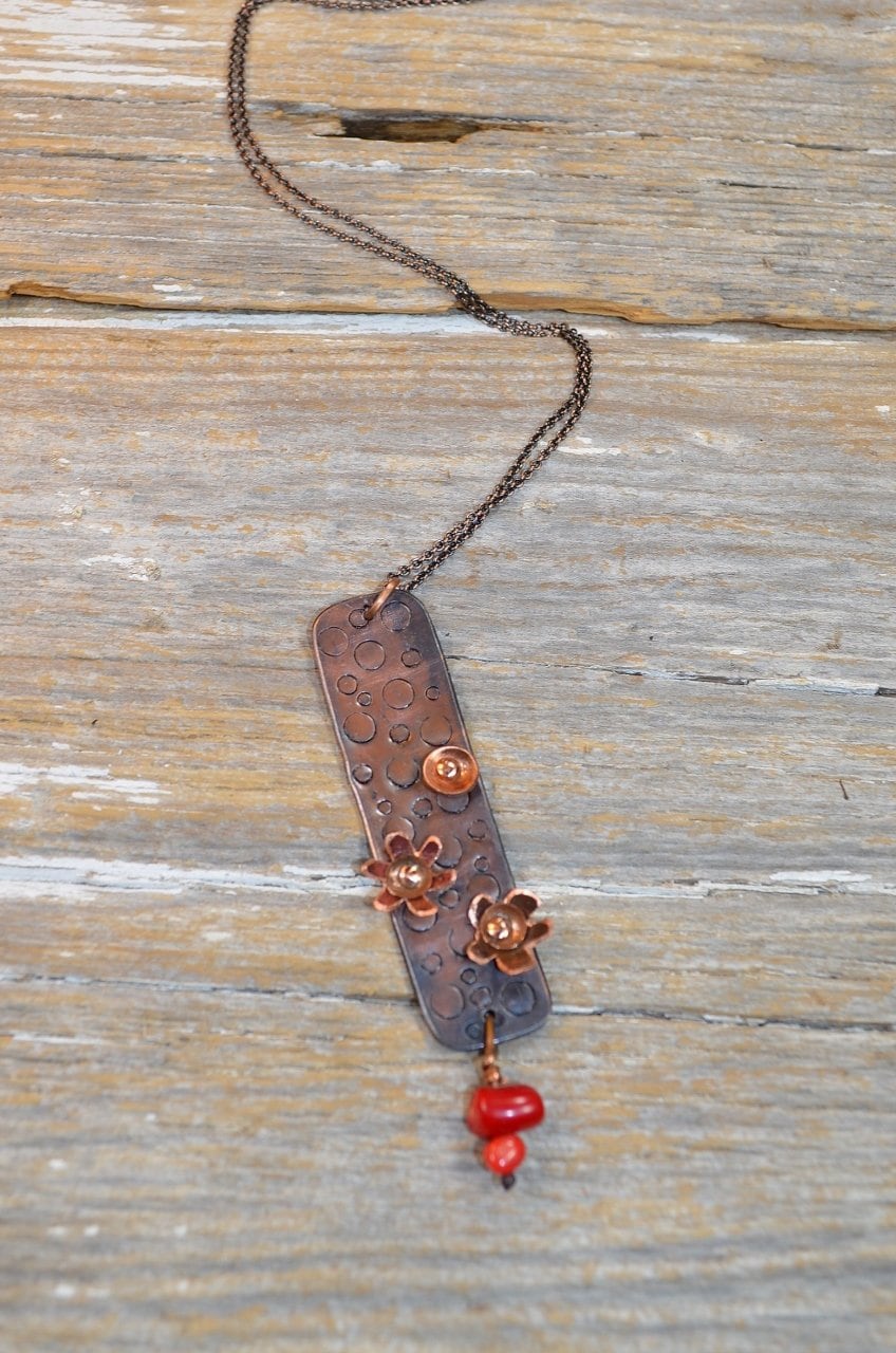 Rechteckige, Zurückgefordert Kupfer, Strukturierte Anhänger Blumen Und Scheibe Volkskunst Handwerker Gearbeitete Kette. Von Hand Strukturiert von ReaganJuel