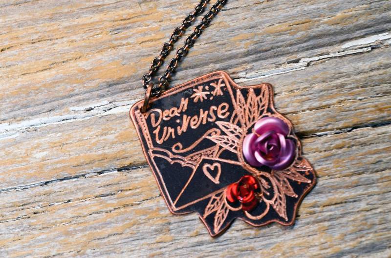 Sehr Geehrte Universum... - Hand Liebesbrief An Sich Selbst Halskette Auf Kupfer Eingraviert. -Geheimnis Selbst. -Reagan Juel von ReaganJuel