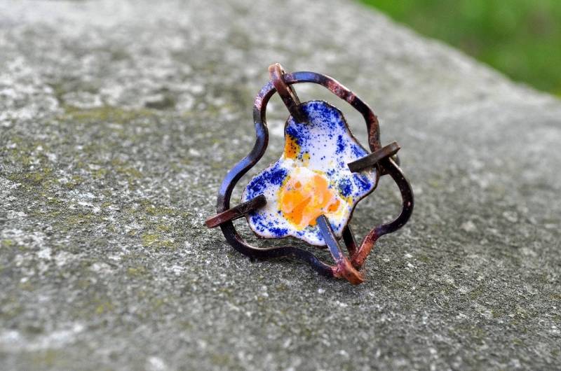 Sgraffito Emailliert Handgefertigte Kupferring Weiß/Orange/Blau Emaille Graffiti Art Ring Von Hand Geschnitten, Hergestellt, Und Gebildet. Funky von ReaganJuel
