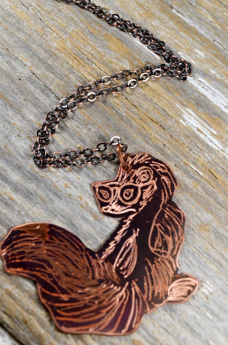 Skunk Mit Gläser Von Hand Graviert Halskette in Kupfer - Skizziert Und Hitze Patina Super Süße Tieren Brille von ReaganJuel