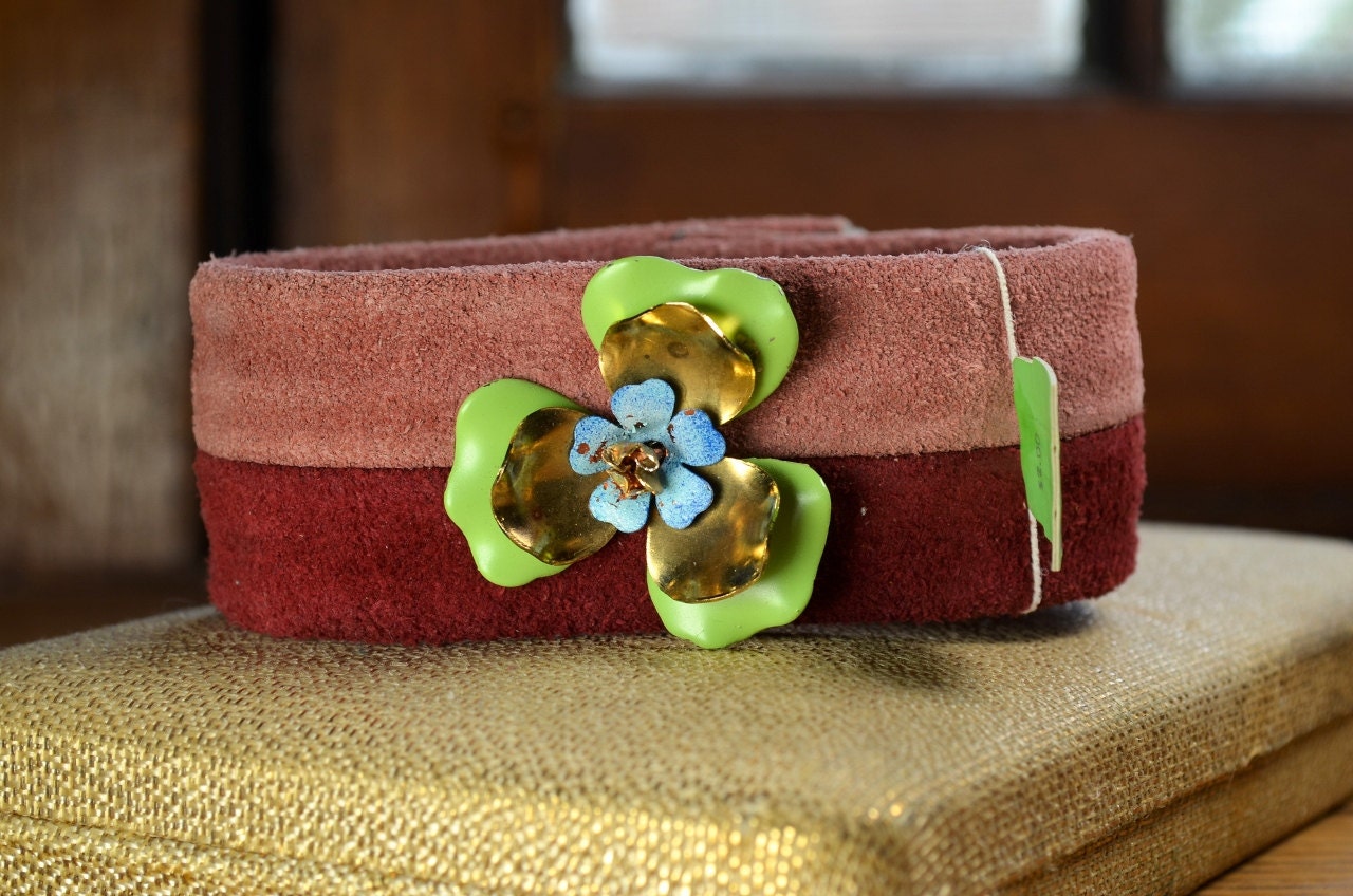 Vintage Wildleder Coro Manschette Verziert Mit Emaille Blume Erkenntnisse Ungetragen, Ein Von Einer Art - Reaganjuel von ReaganJuel