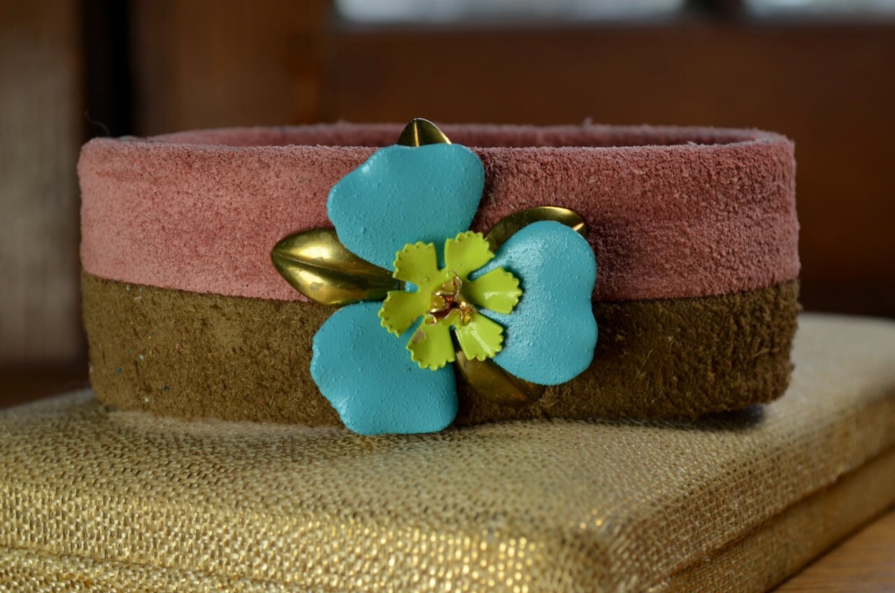 Vintage Wildleder Coro Manschette Verziert Mit Emaille Blume Erkenntnisse Ungetragen, Ein Von Einer Art - Reaganjuel von ReaganJuel