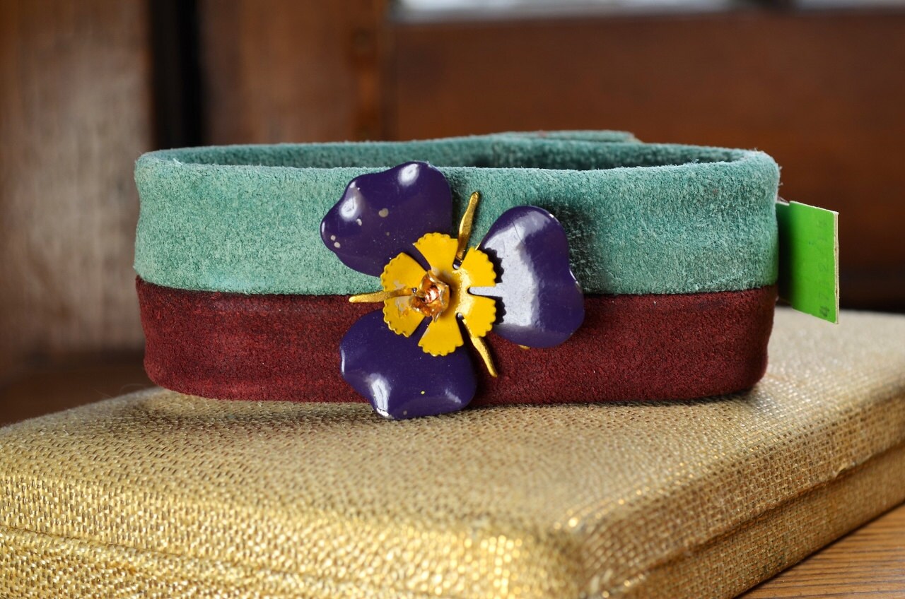 Vintage Wildleder Coro Manschette Verziert Mit Emaille Blume Erkenntnisse Ungetragen, Ein Von Einer Art - Reaganjuel von ReaganJuel