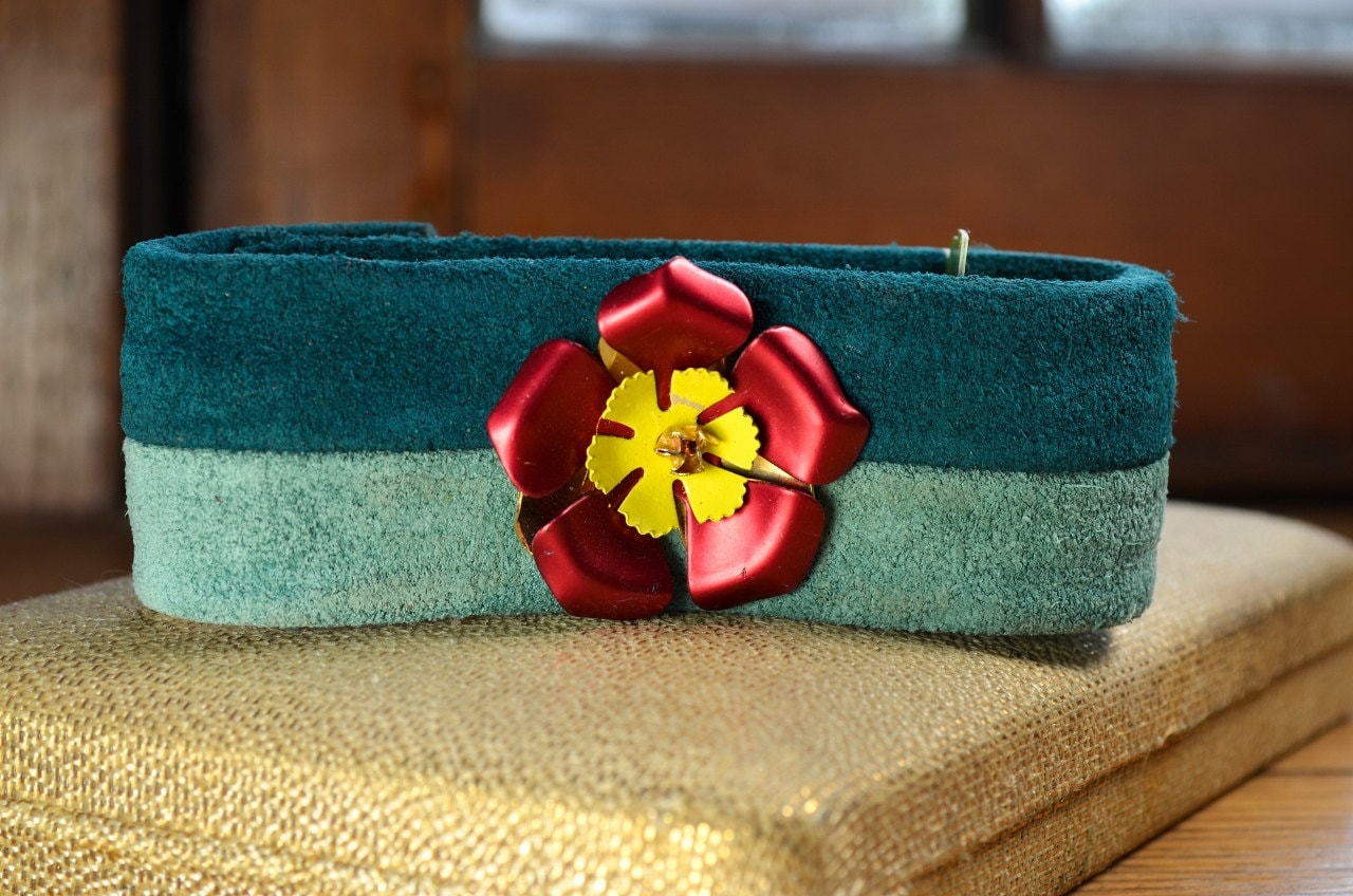 Vintage Wildleder Coro Manschette Verziert Mit Emaille Blume Erkenntnisse Ungetragen, Ein Von Einer Art - Reaganjuel von ReaganJuel