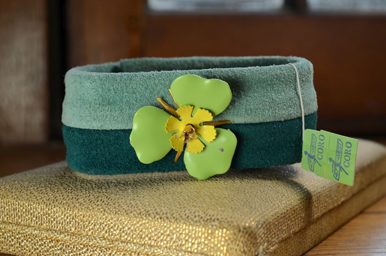 Vintage Wildleder Coro Manschette Verziert Mit Emaille Blume Erkenntnisse Ungetragen, Ein Von Einer Art - Reaganjuel von ReaganJuel