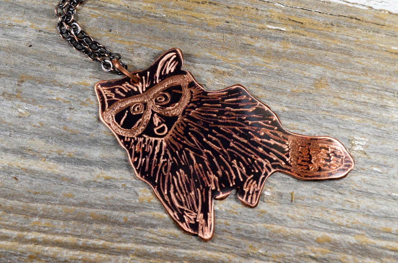 Waschbär Mit Brille Von Hand Gravierte Kette in Kupfer - Skizziert Und Hitze Patina Super Süße Tieren von ReaganJuel