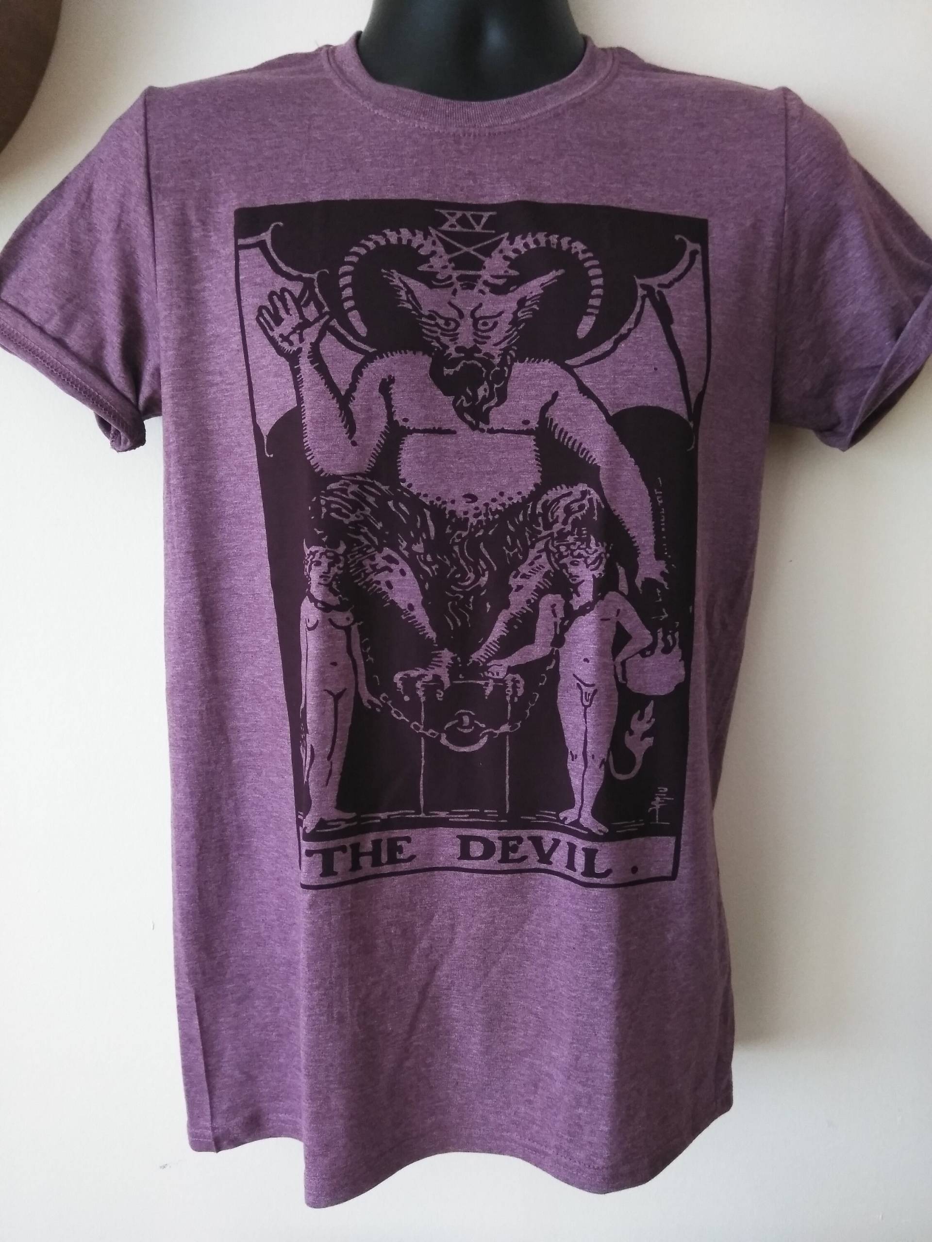 Der Teufel Tarot Karte, Goth Rock Punk T-Shirt Der Teufel Tarot Karte, Goth Rock Punk T-Shirt von RealArtWorkRAW
