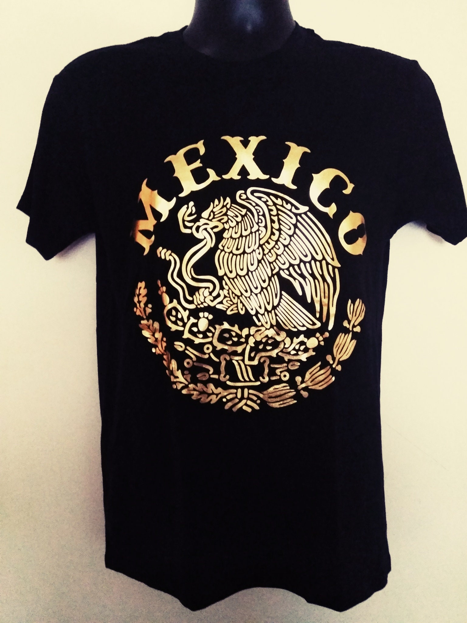 Mexico Gold, Mexiko Wappen Shirt, Gelbgold Mexico Gold, Mexiko Wappen Shirt, Gelbgold von RealArtWorkRAW