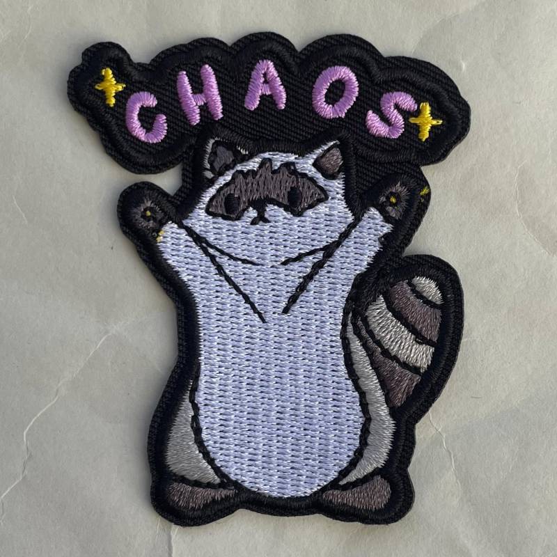 Chaos Waschbär Patch - Süßer Aufnäher Mit Pinkem Schriftzug Statement 7, 3 X 6 cm Cute But Wild von RealFakeberlin